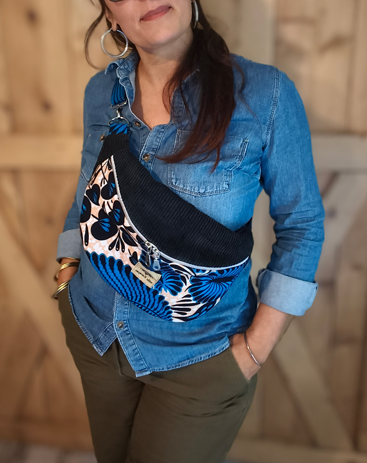 Sac banane en velours noir et wax bleu – Fait main – Mlle Karapas