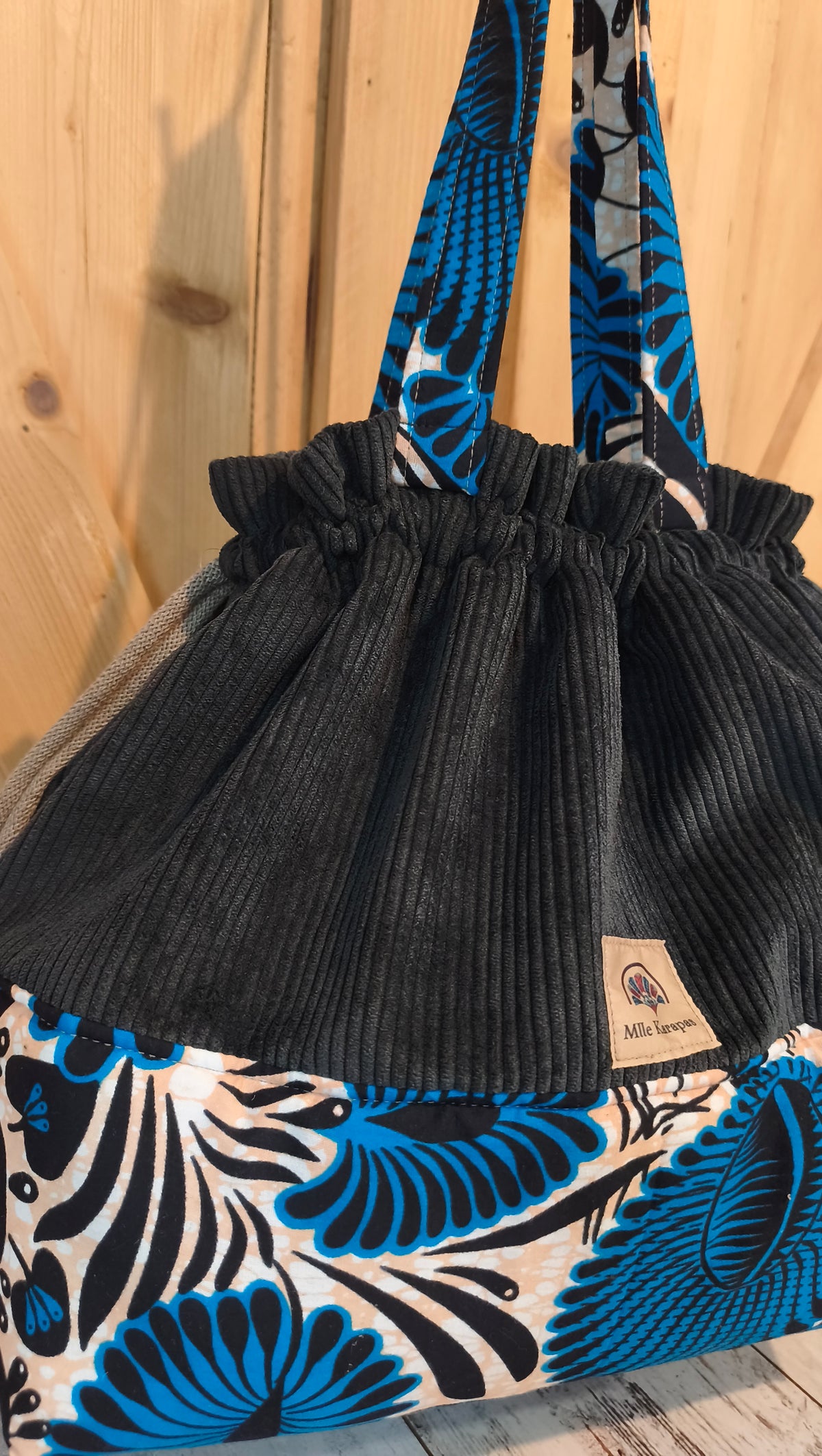 Maxi sac pochon en velours côtelé noir et wax bleu – Fait main – Mlle Karapas Mlle Karapas