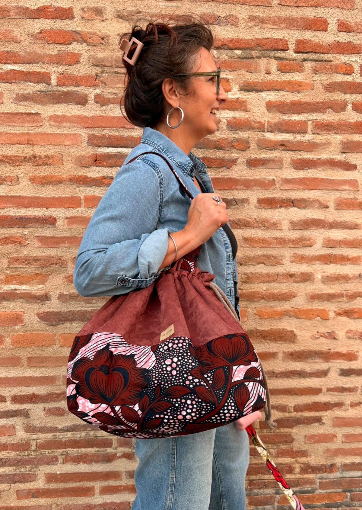 Maxi sac pochon suédine bordeaux et wax floral – Fait main – Mlle Karapas Mlle Karapas