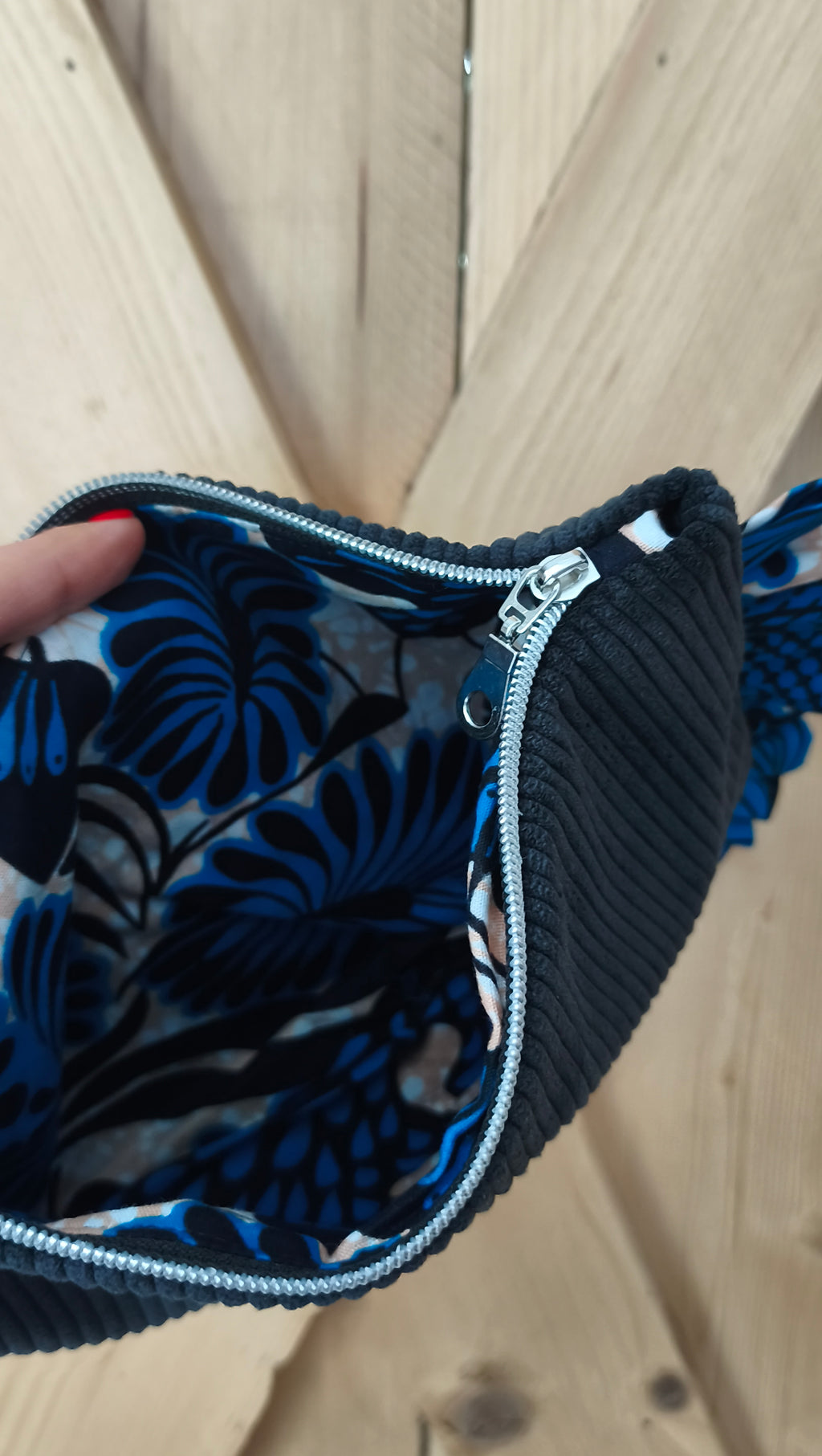 La Pochette , grand modèle en velours côtelé noir et wax Mlle Karapas