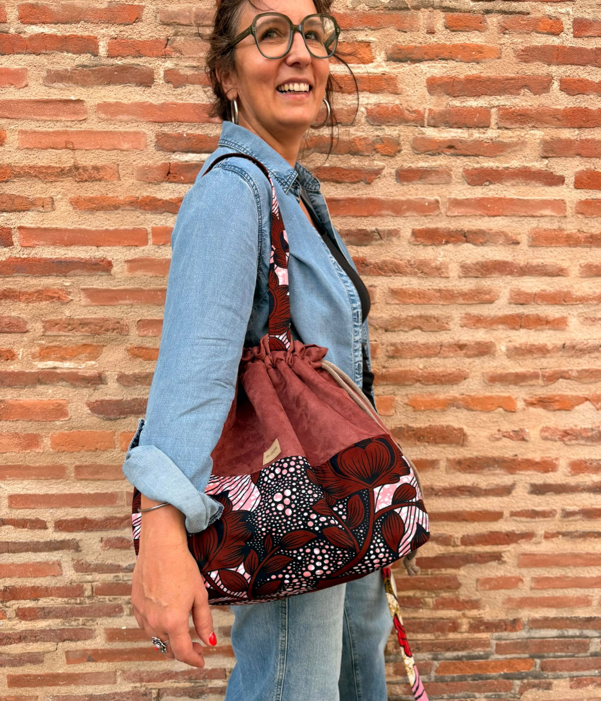 Maxi sac pochon suédine bordeaux et wax floral – Fait main – Mlle Karapas Mlle Karapas