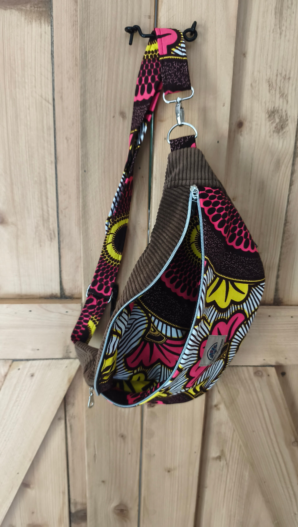 Sac banane en velours chocolat et wax – Fait main – Mlle Karapas Mlle Karapas