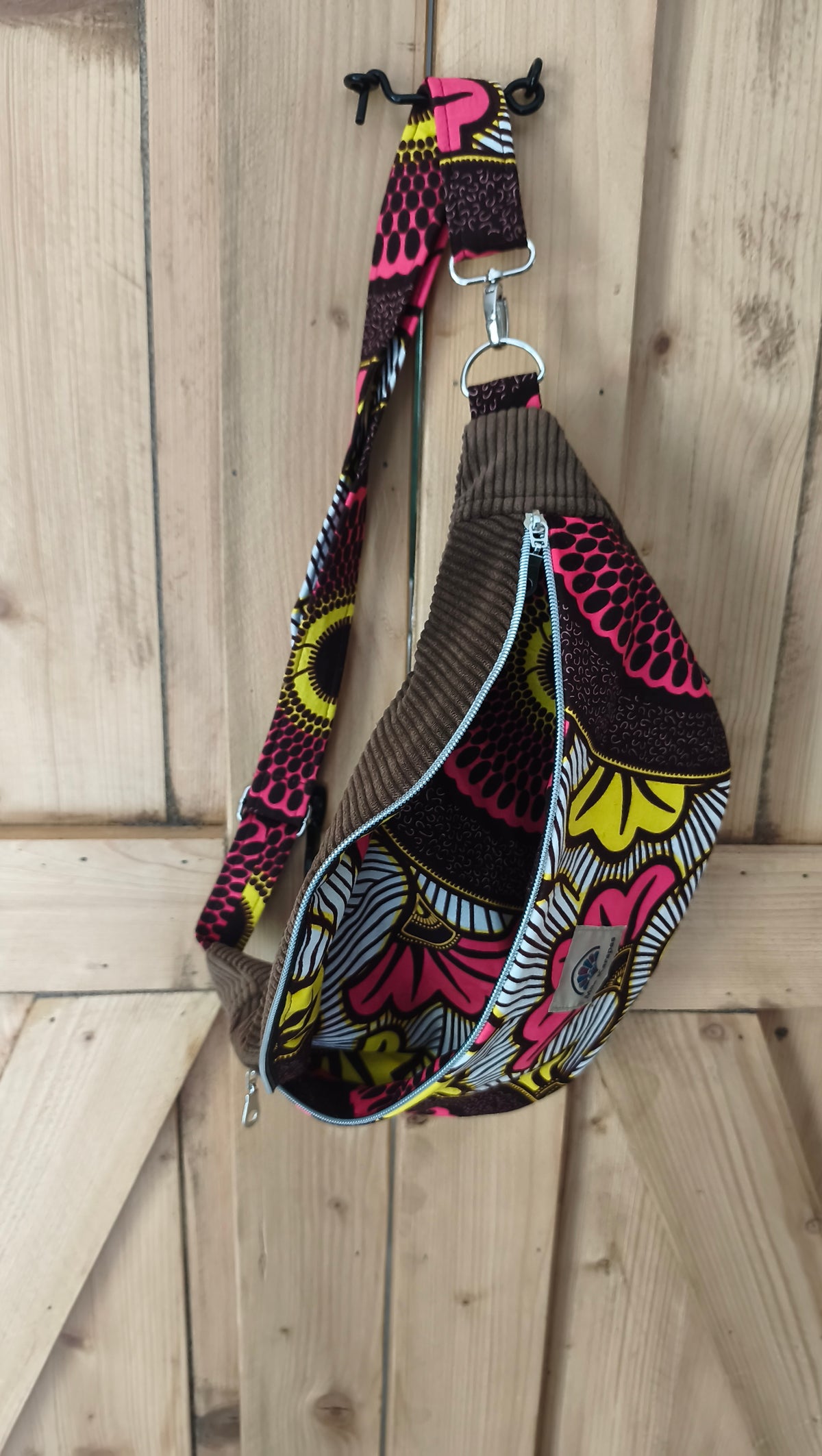 Sac banane en velours chocolat et wax – Fait main – Mlle Karapas Mlle Karapas