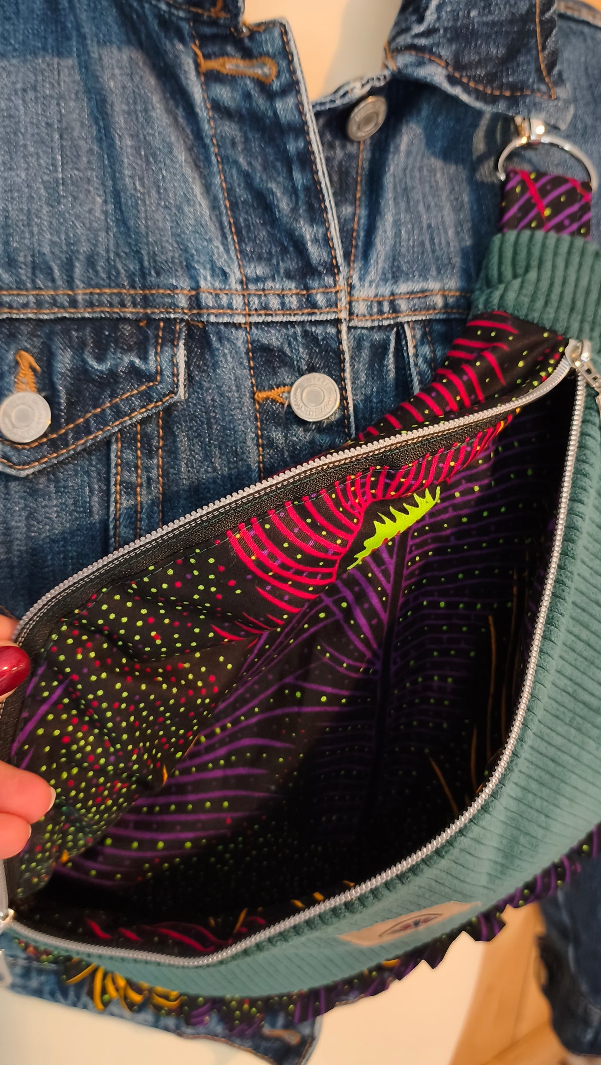 Sac banane en velours vert et wax plume de paon– Fait main – Mlle Karapas