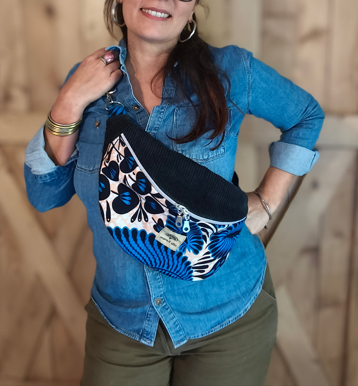 Sac banane en velours noir et wax bleu – Fait main – Mlle Karapas