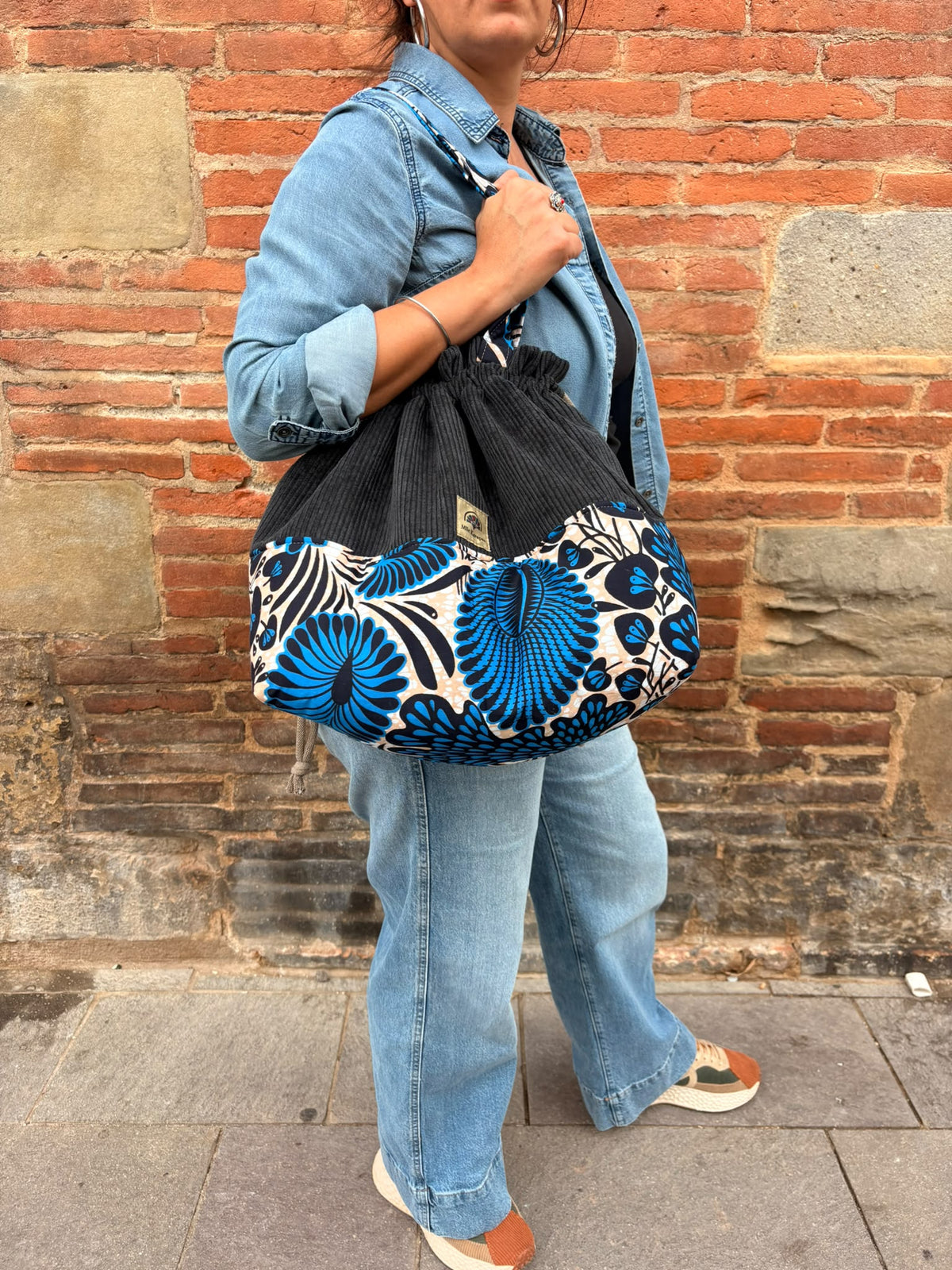 Maxi sac pochon en velours côtelé noir et wax bleu – Fait main – Mlle Karapas Mlle Karapas