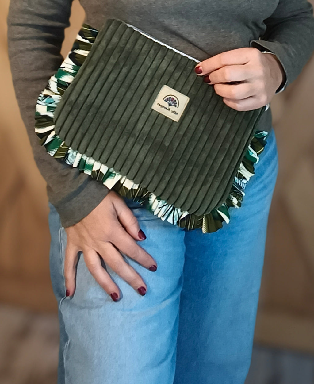 La Pochette , grand modèle en velours côtelé kaki et wax