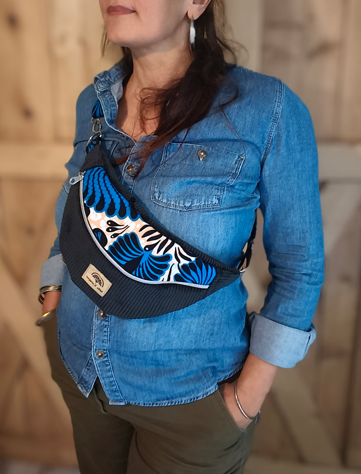 Sac banane en velours côtelé noir et wax bleu – Petit modèle – Mlle Karapas
