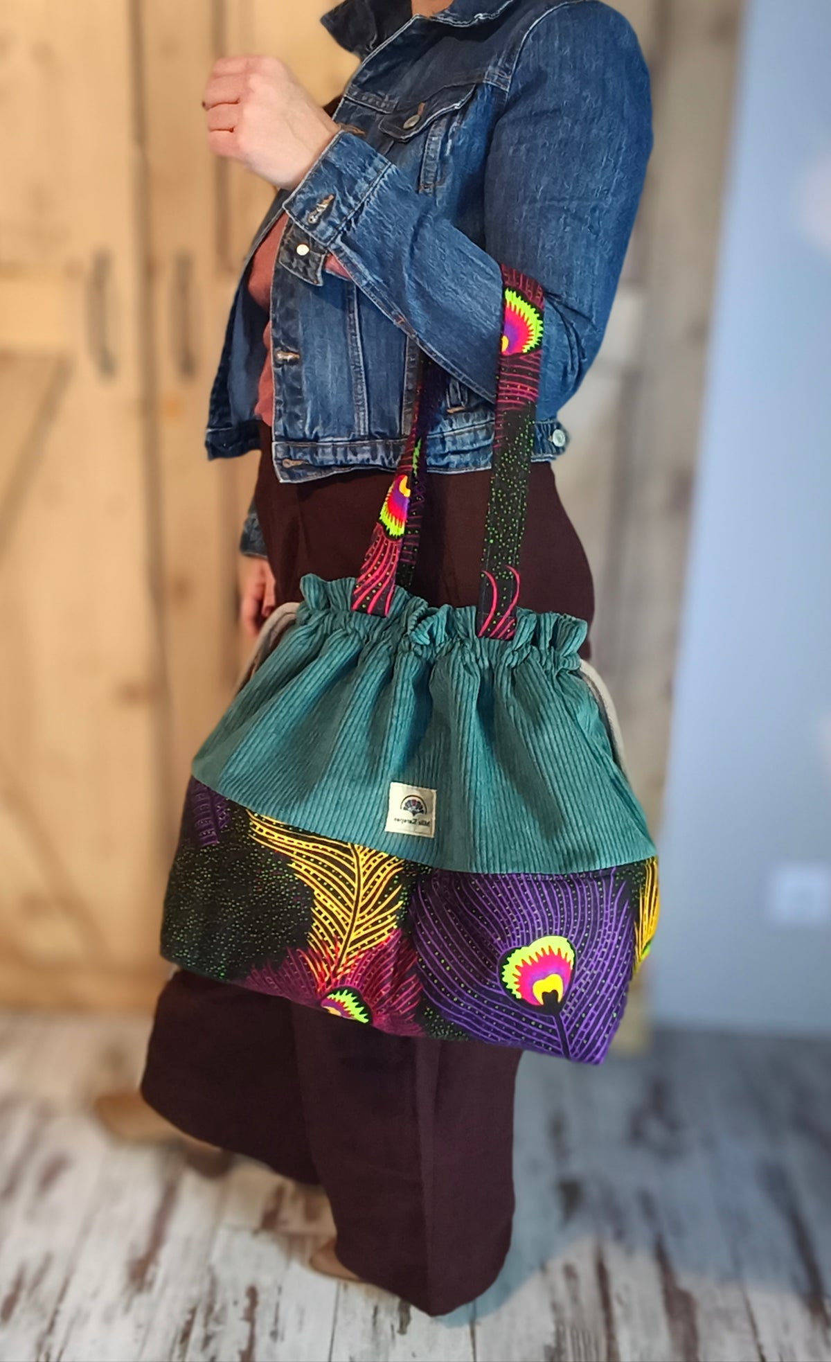 Maxi sac pochon en velours côtelé vert et wax plume de paon– Fait main – Mlle Karapas