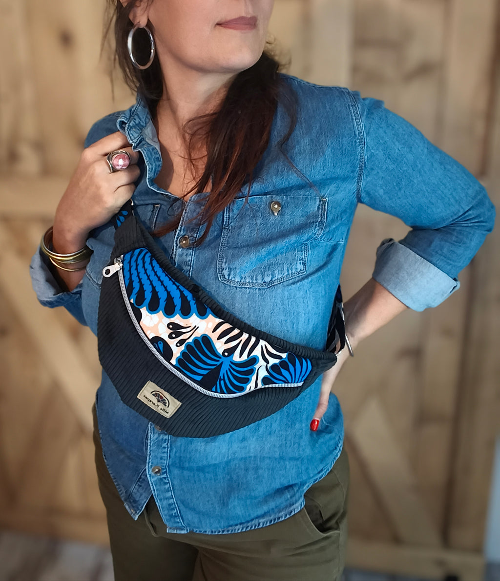 Sac banane en velours côtelé noir et wax bleu – Petit modèle – Mlle Karapas