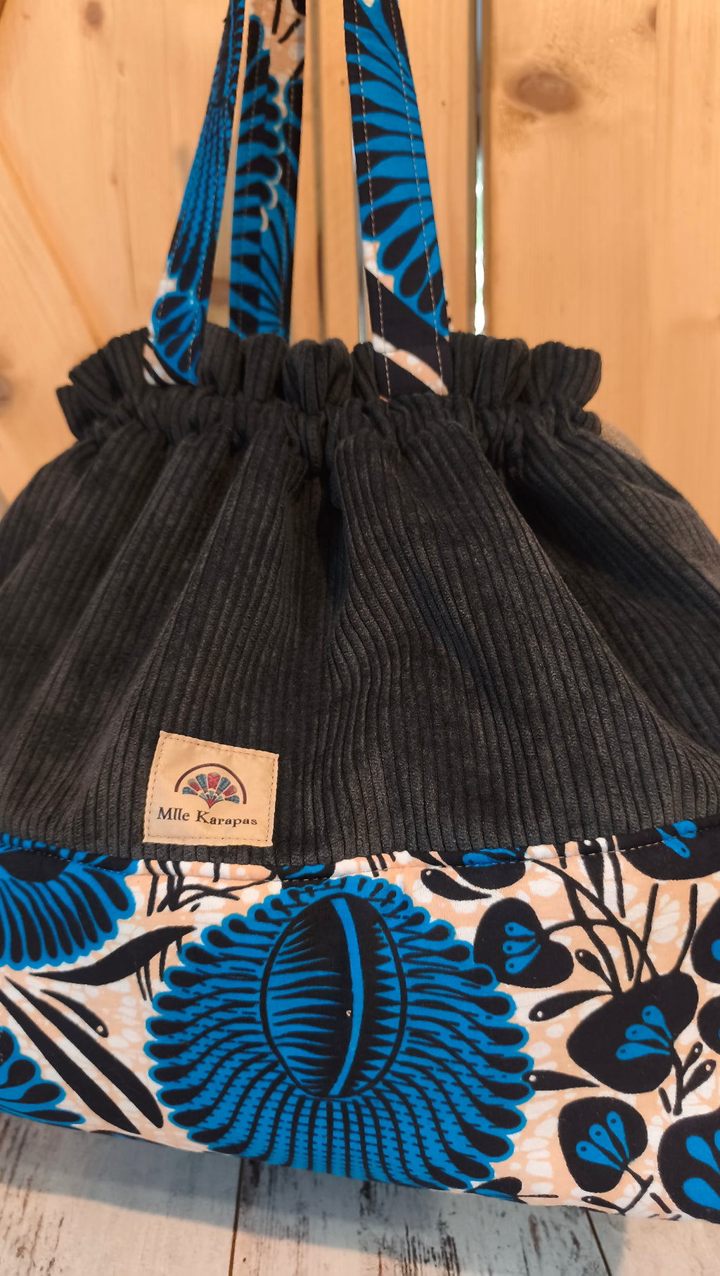 Maxi sac pochon en velours côtelé noir et wax bleu – Fait main – Mlle Karapas Mlle Karapas