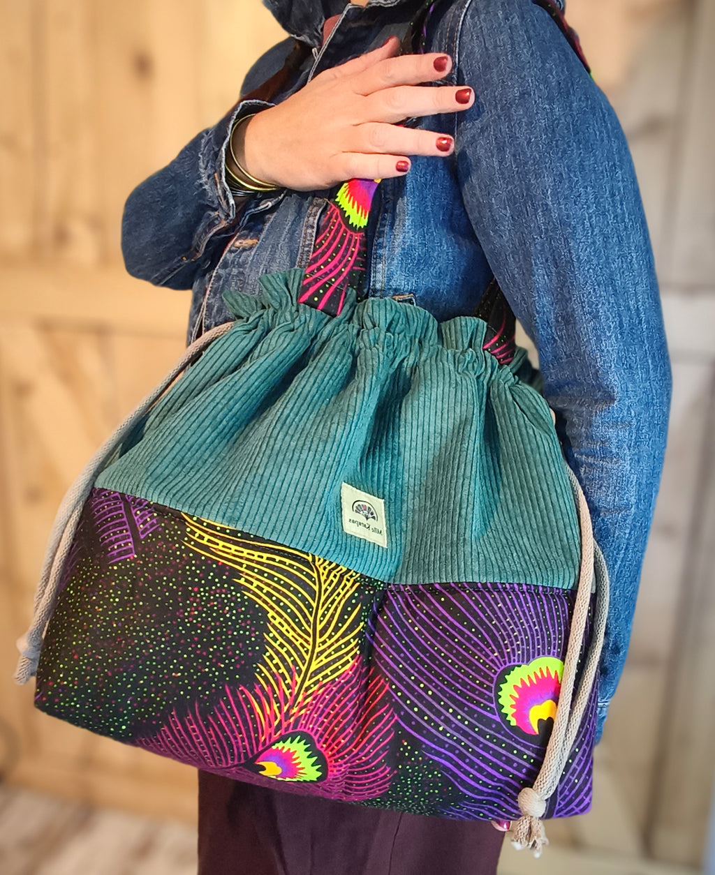 Maxi sac pochon en velours côtelé vert et wax plume de paon– Fait main – Mlle Karapas