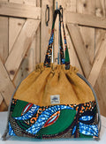 Maxi sac pochon en velours côtelé doré et wax vert – Fait main – Mlle Karapas Mlle Karapas